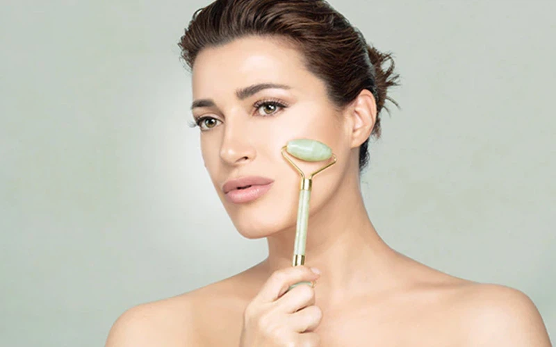 how to use roller jade on face