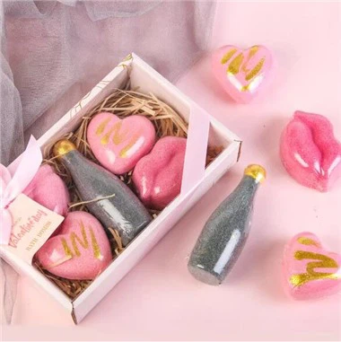 Сердце в форме бомба ванны